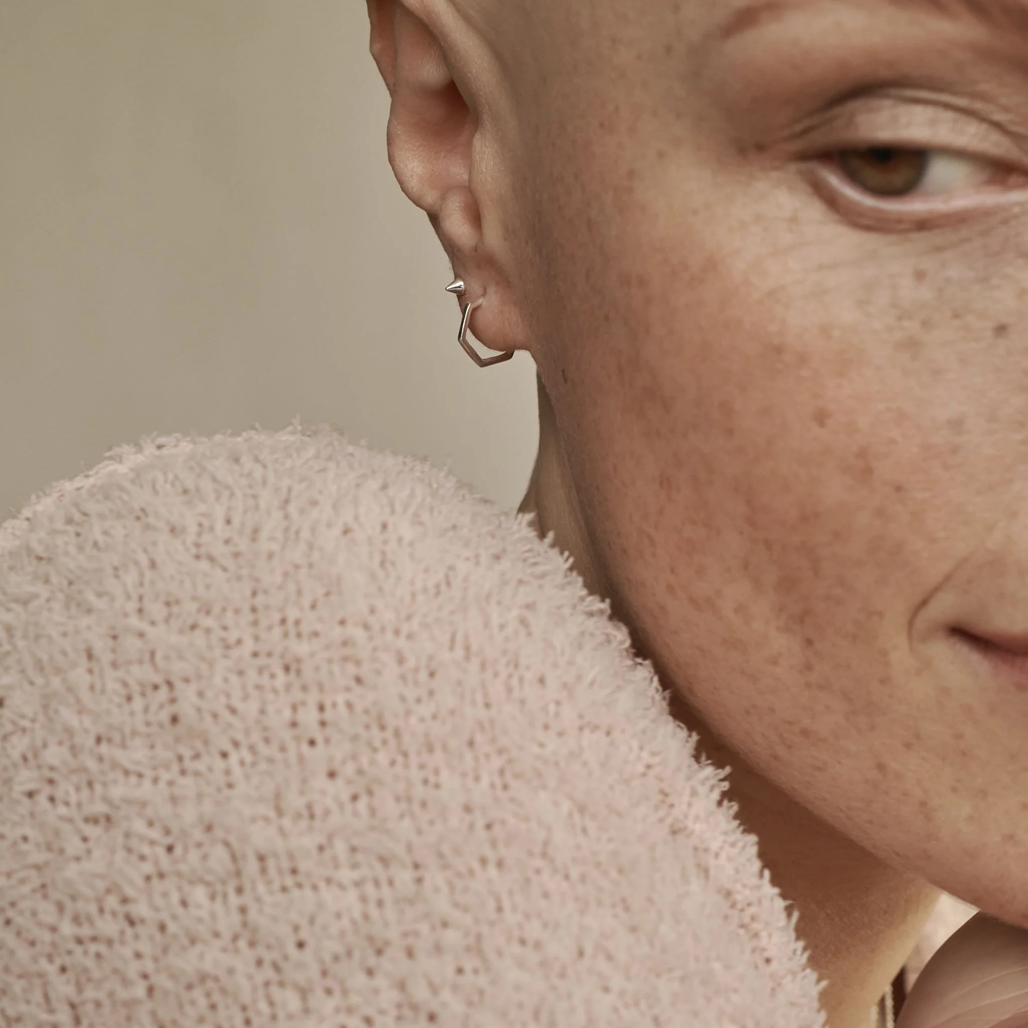 Juvi Earrings - Icon Huggie Hexagon