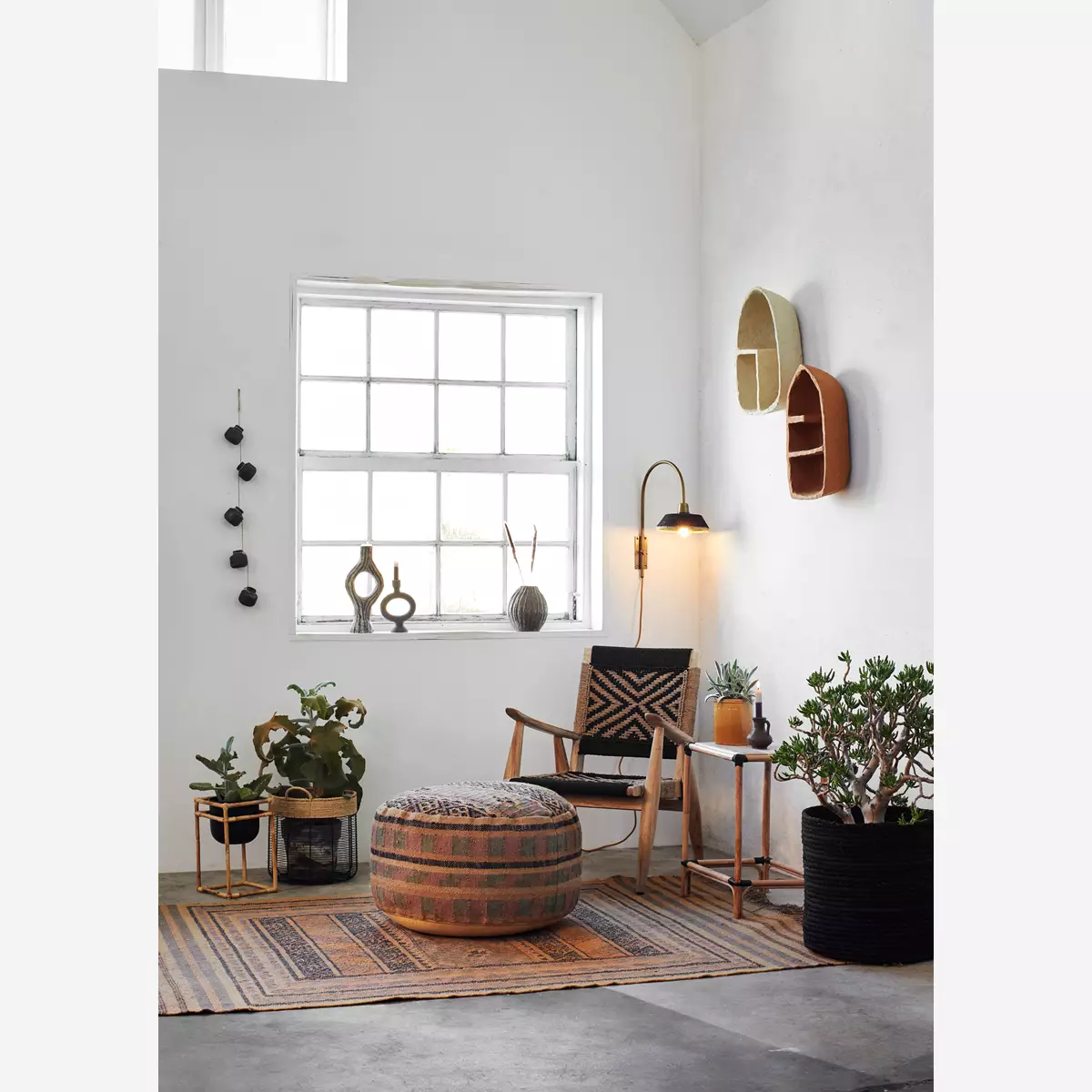 Madam Stoltz Light - Iron Wall Lamp with Grass Shade